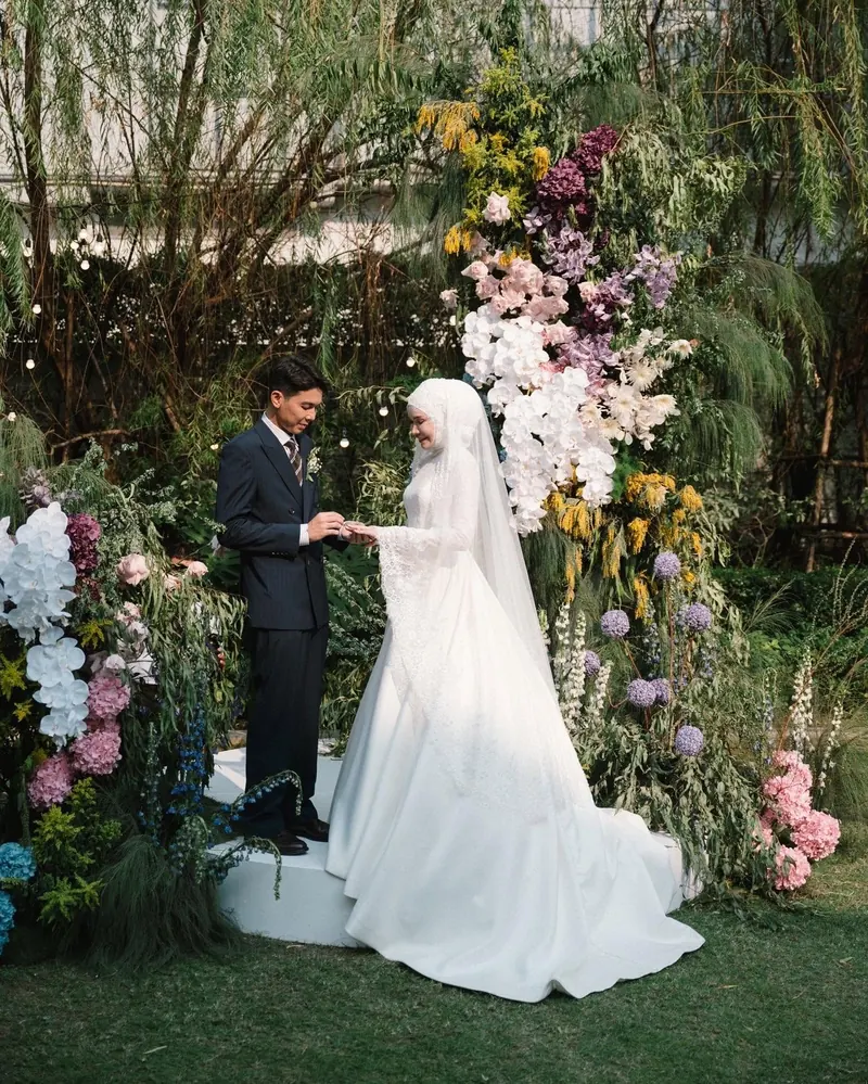ชุดแขนยาว กับฮิญาบลูกไม้ ในพิธีกลางสวน
