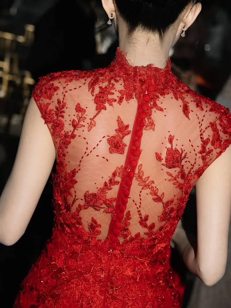 ลายปักบนลูกไม้แดงด้านหลัง ระยะใกล้