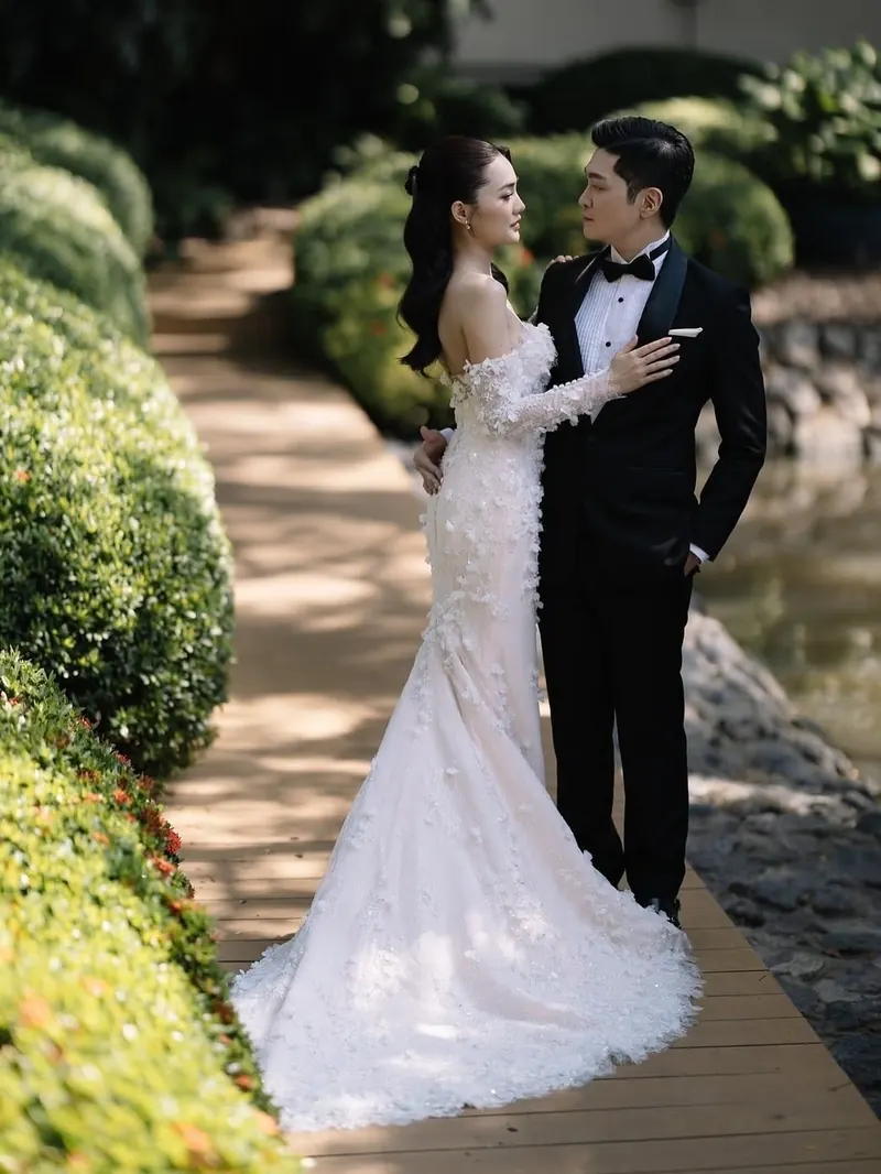 ทรงเมอร์เมด ดอกไม้สามมิติ แขนปาดไหล่
