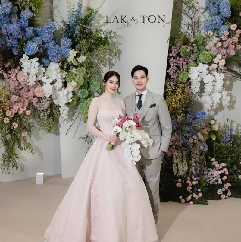 สีชมพูอ่อน คอสูง กระโปรงบาน