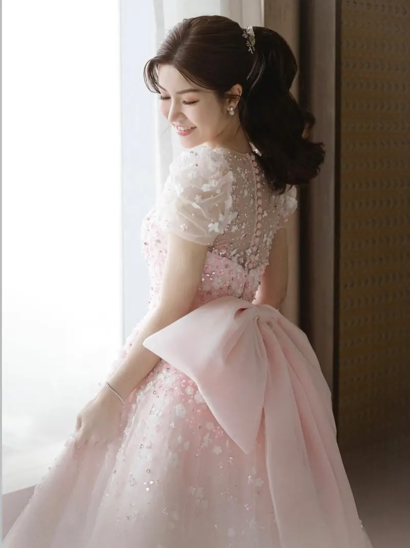 สีชมพูอ่อนปักดอกไม้ กับโบว์ใหญ่ด้านหลัง