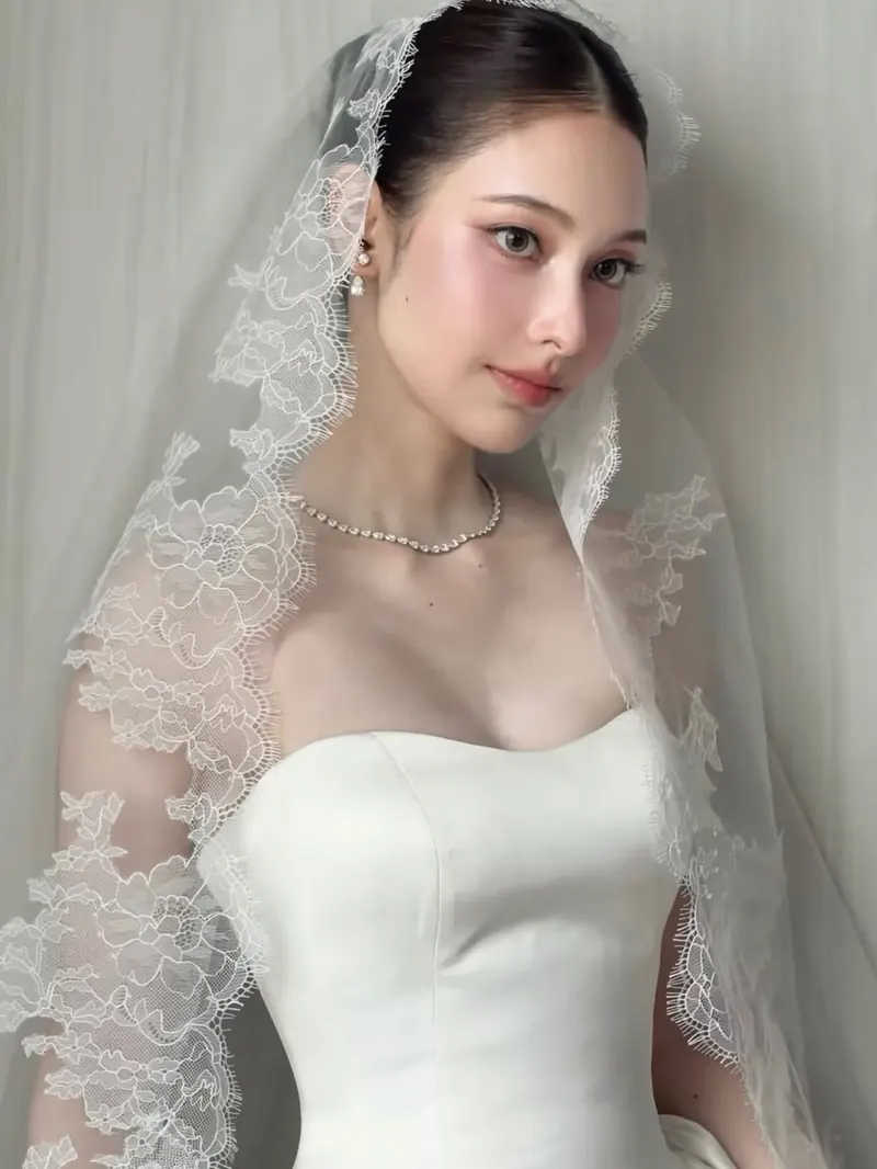 ผ้าคลุมผมขอบลูกไม้ บนเกาะอกซาติน