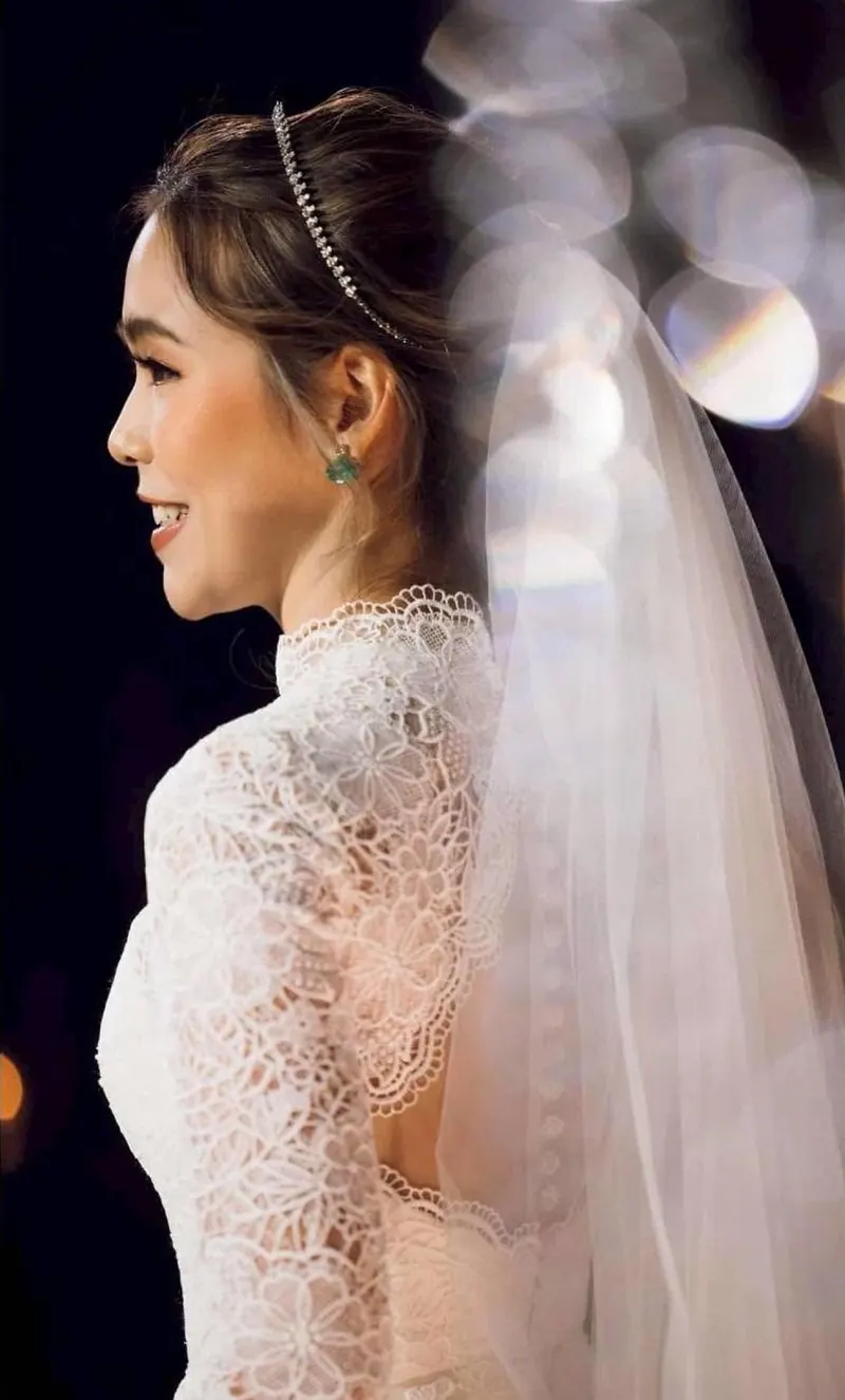 ลูกไม้แขนยาว เปิดหลัง กับผ้าคลุมผม